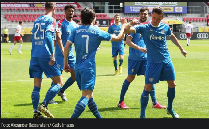 Jae-Sung Lee ăn mừng bằng cách chạm... cổ tay với đồng đội.