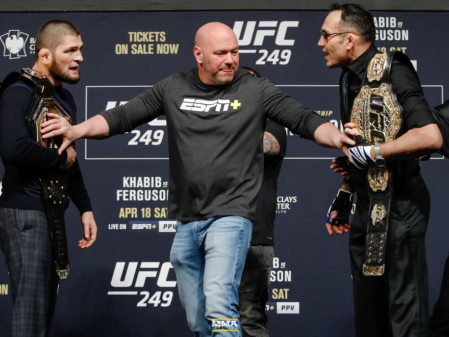 "Ông trùm" Dana White (giữa) bất lực với dịch COVID-19.