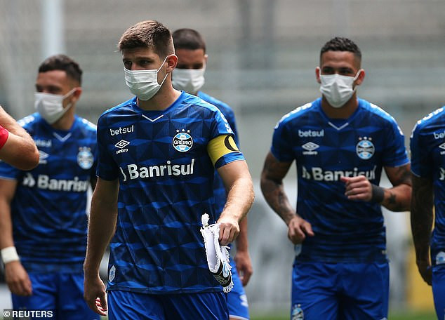 Các cầu thủ Gremio đeo khẩu trang ra sân.