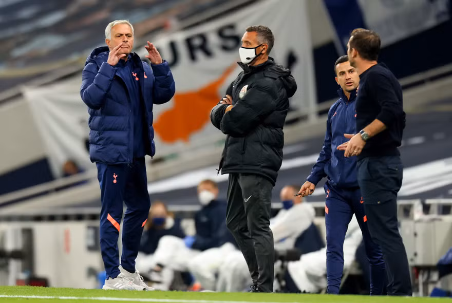 Mourinho chỉ trích Lampard nói quá nhiều.