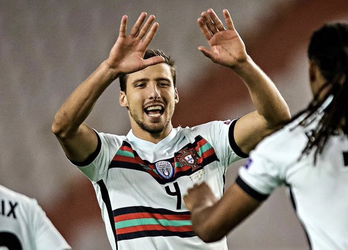 Ruben Dias trở thành người hùng của Bồ Đào Nha.