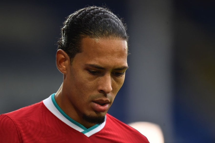 Virgil van Dijk nguy cơ nghỉ hết mùa giải này.