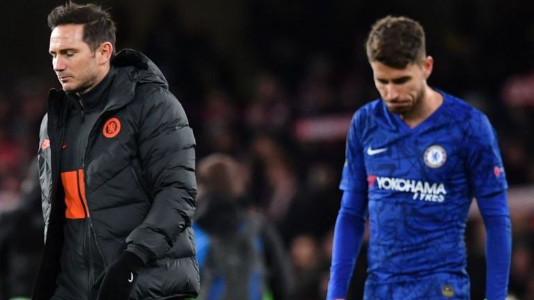 HLV Lampard và học trò cúi đầu trước Bayern.