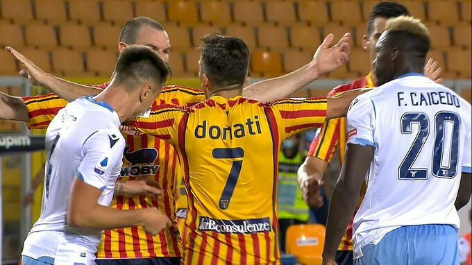 Hành động xấu xí của Patric không qua được VAR.