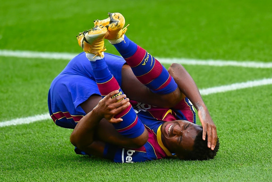 Ansu Fati đau đớn sau khi dính chấn thương.