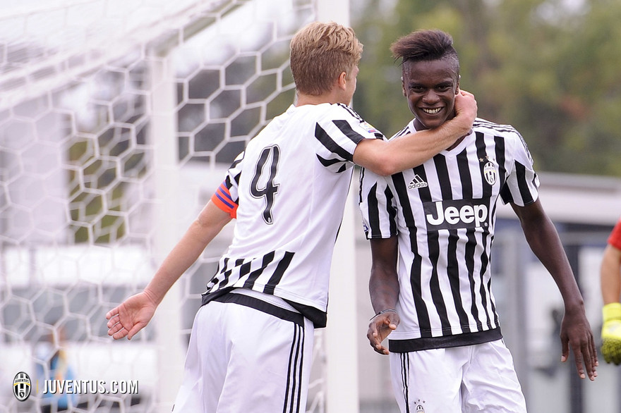 King Udoh (phải) khi còn khoác áo đội trẻ Juventus.