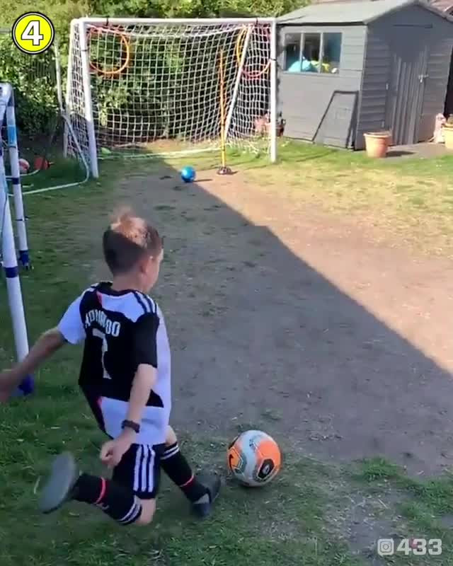 Video cậu bé mặc áo Ronaldo sút phạt vỡ cửa kính gây sốt