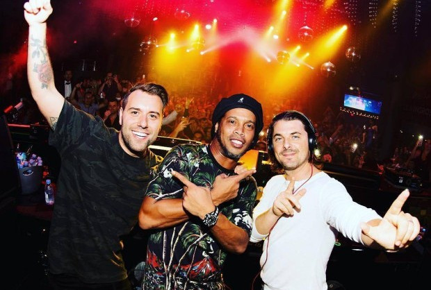 Ronaldinho tự hủy hoại sự nghiệp bằng các cuộc bay đêm.