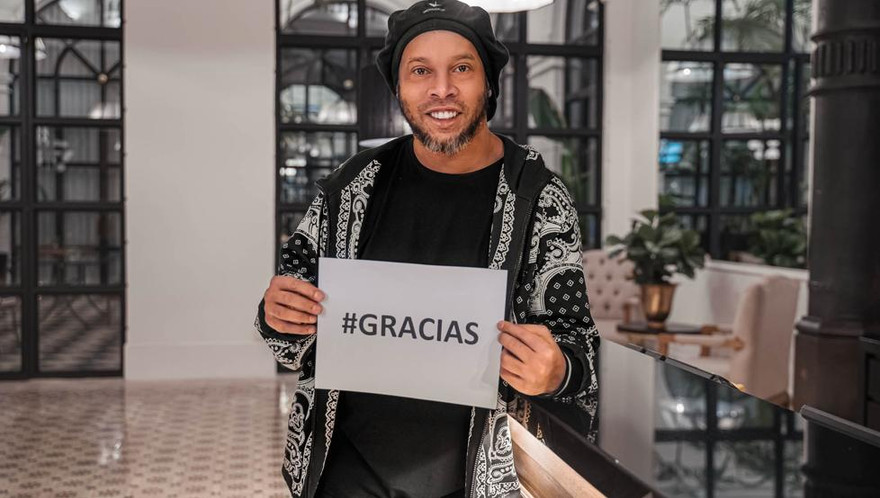 Ronaldinho gửi lời cảm ơn từ khách sạn Palmaroga.