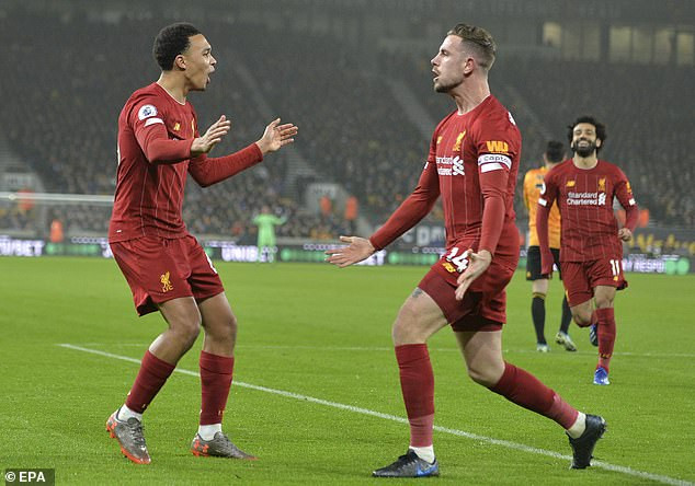 Trent Alexander-Arnold ăn mừng cùng Jordan Henderson