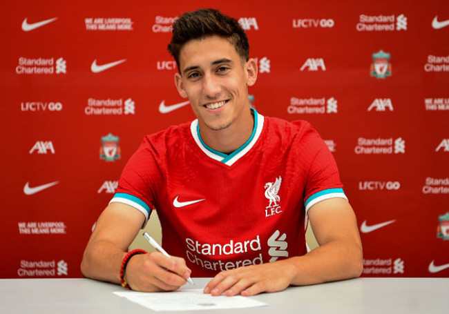 Hậu vệ Tsimikas đã đặt bút kí hợp đồng 5 năm với Liverpool