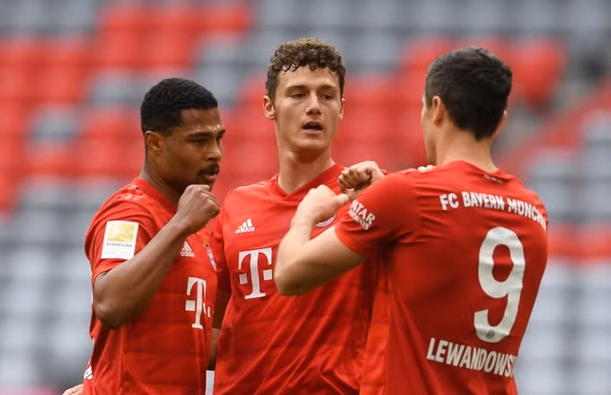 Robert Lewandowski ăn mừng cùng các đồng đội.