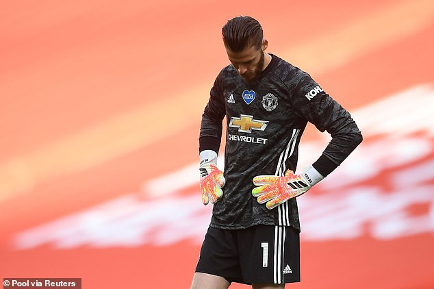 De Gea cúi mặt sau bàn thua trước Chelsea.