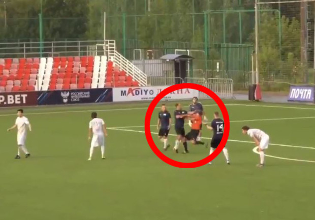 Roman Shirokov đấm thẳng mặt trọng tài.