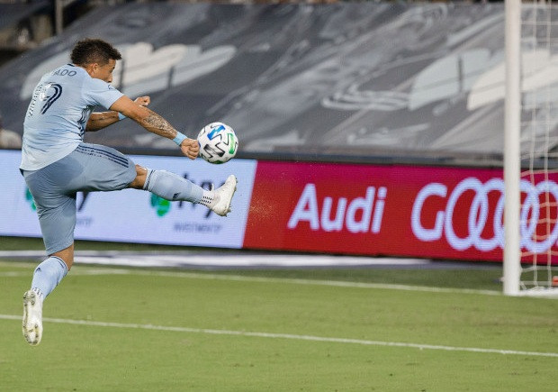 Cận cảnh cú vô lê của Erik Hurtado.