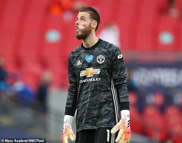 De Gea muối mặt vì liên tiếp mắc sai lầm.