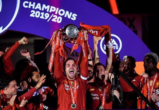 Anfield đỏ rực pháo hoa ngày Liverpool đón cúp vô địch