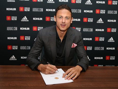 Nemanja Matic lịch lãm trong buổi ký hợp đồng mới với M.U.