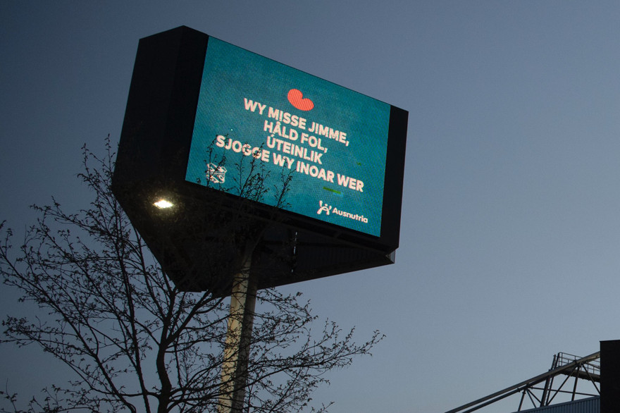 Thông điệp yêu thương của SC Heerenveen kêu gọi người hâm mộ ở nhà tránh dịch.