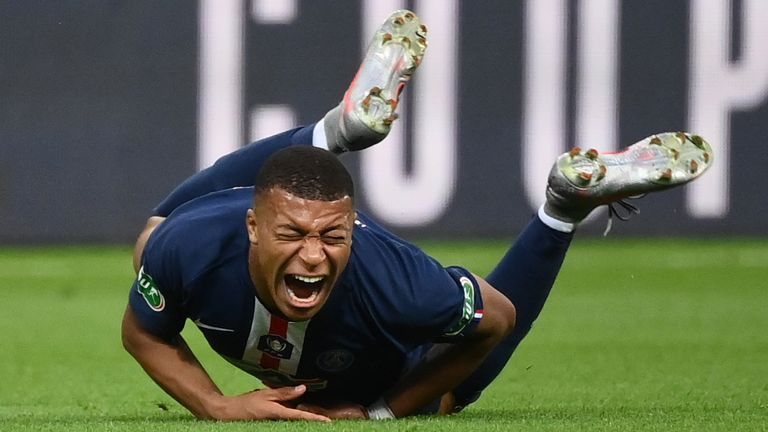  Kylian Mbappe la hét đầy đau đớn sau khi bị phạm lỗi.