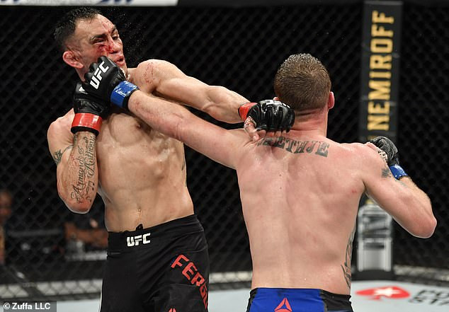 Tony Ferguson (trái) liên tục chịu đòn từ Justin Gaethje.
