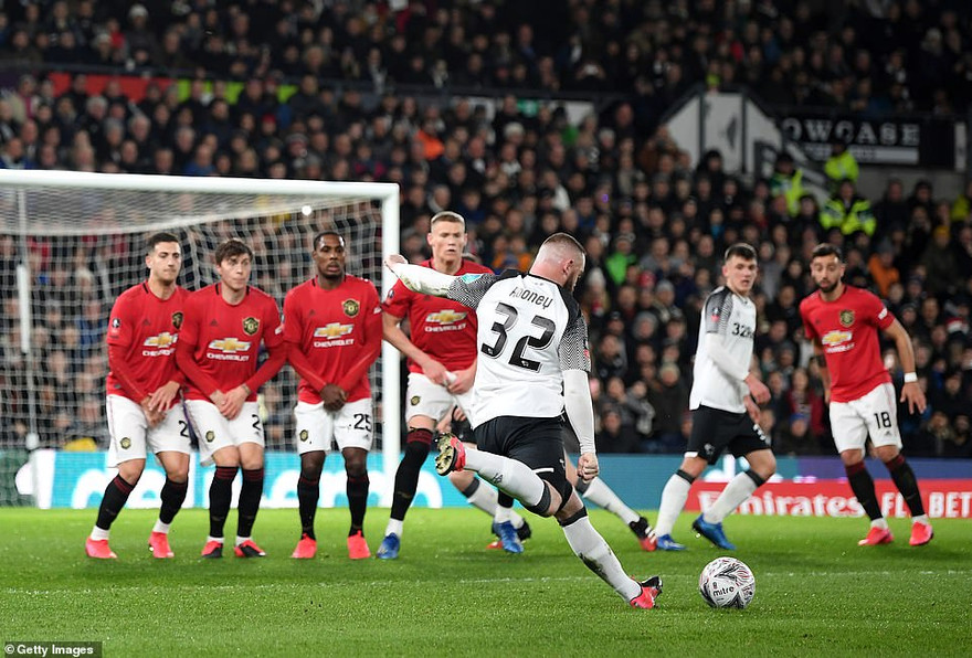 Rooney không thể thắng Romero từ đá phạt trực tiếp.