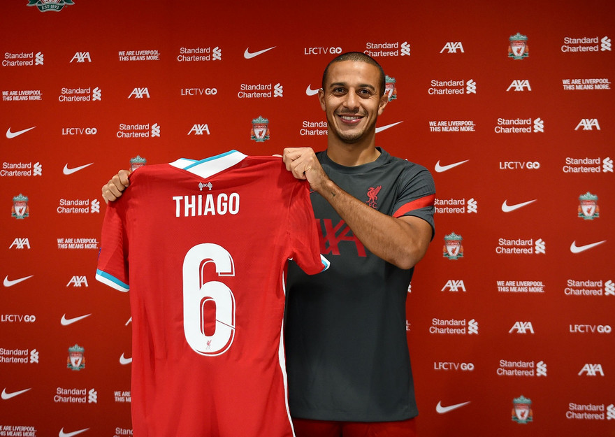 Thiago Alcantara rạng rỡ ra mắt Liverpool.