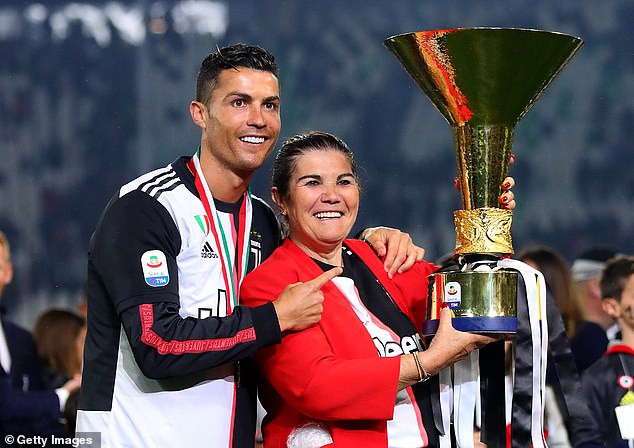 Bà Dolores Aveiro đến Italia ăn mừng chức vô địch Serie A cùng Ronaldo.