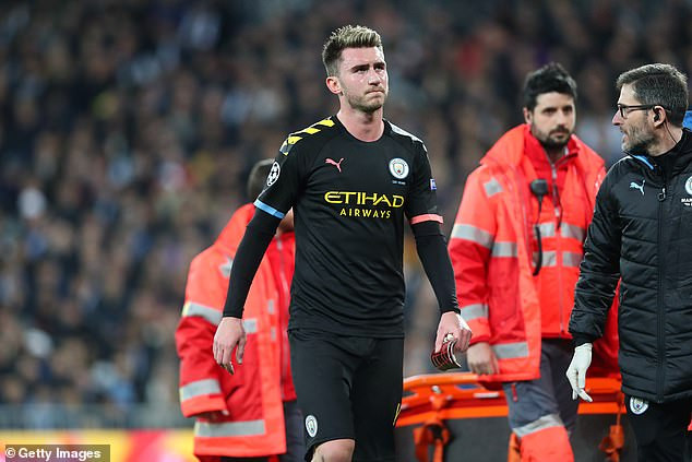 Aymeric Laporte đau đớn rời sân.