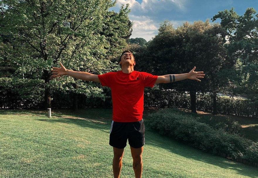 Paulo Dybala đăng ảnh ăn mừng "chiến thắng" trước COVID-19.