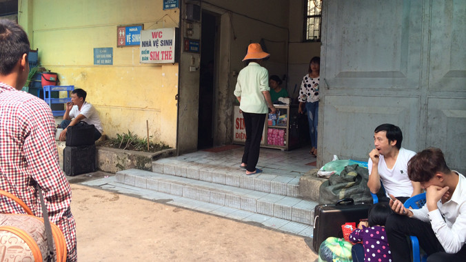 Ngồi chờ cả trước cửa nhà VSCC