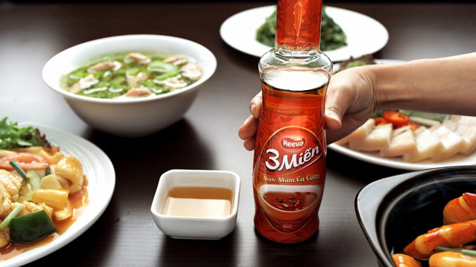 Nước mắm 3 Miền vừa có thể dùng để làm nước chấm, vừa là gia vị đặc biệt trong nêm ướp thực phẩm giúp phụ nữ nội trợ hiện đại tiết kiệm thời gian nấu nướng