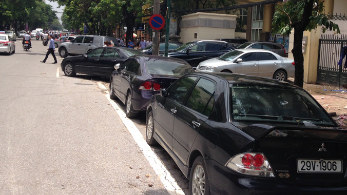 Đoạn gần cửa Ngân hàng BIDV trên phố Trần Hưng Đạo đỗ xe hết sức lộn xộn, lấn chiếm vỉa hè. Ảnh: Minh Tuấn