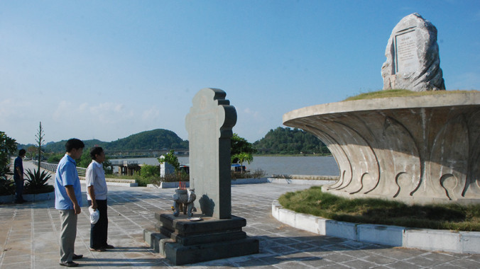 Bia kỷ niệm sự kiện bi thương. Ảnh: Xuân Ba