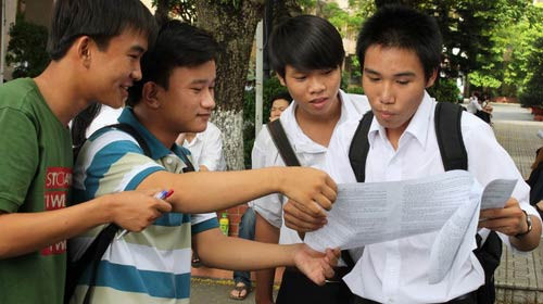 Thí sinh chia sẻ niềm vui khi làm được bài.