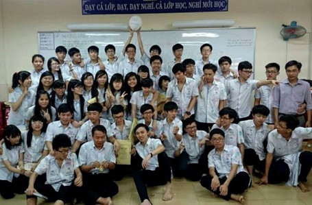 Học sinh lớp 12D1 chụp hình lưu niệm cùng thầy quản nhiệm. (Ảnh: Nguồn Internet) 