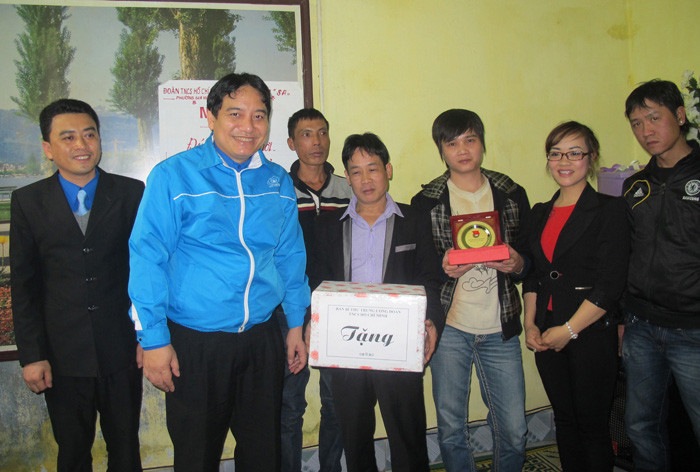 Anh Nguyễn Đắc Vinh tặng quà, biểu dương CLB SA