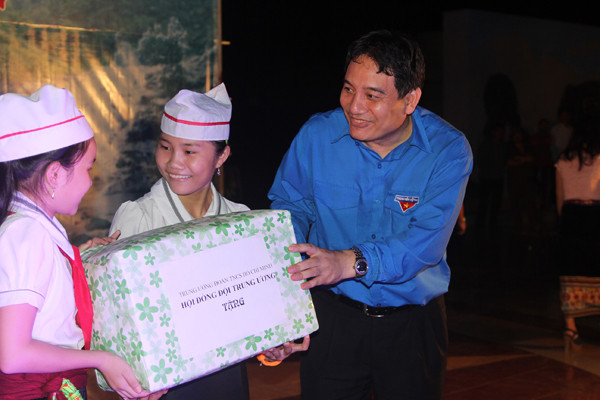 Bí thư thứ nhất T.Ư Đoàn Nguyễn Đắc Vinh trao quà Trung thu cho các em thiếu nhi.