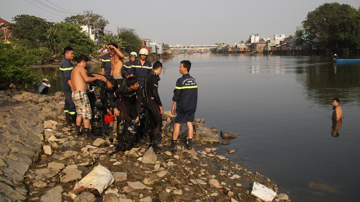 Lực lượng tìm kiếm tiến hành vớt thi thể hai nạn nhân.