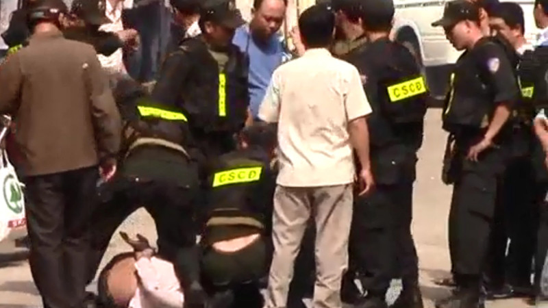 Công an khống chế đối tượng