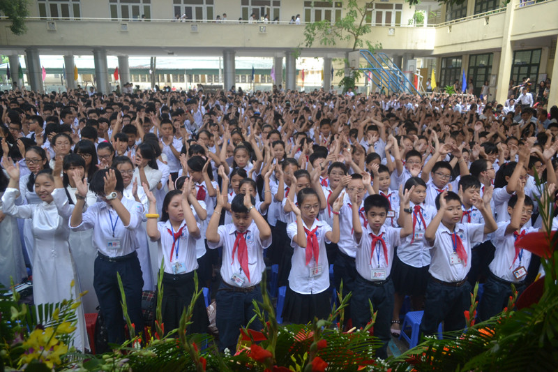 Học sinh trường THCS - THPT Nguyễn Tất Thành, Hà Nội tại lễ khai giảng sáng 4/9 