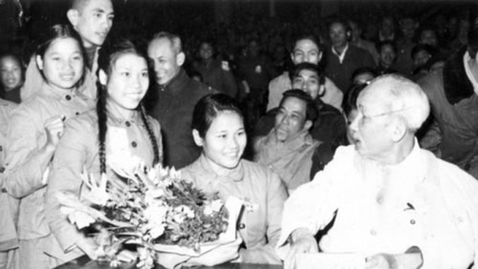 Bác Hồ dự Đại hội thi đua thanh niên xung phong chống Mỹ cứu nước toàn miền Bắc, tháng 1/1967. Ảnh: TL