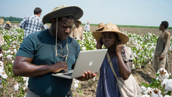 Đạo diễn Steve McQueen trên trường quay