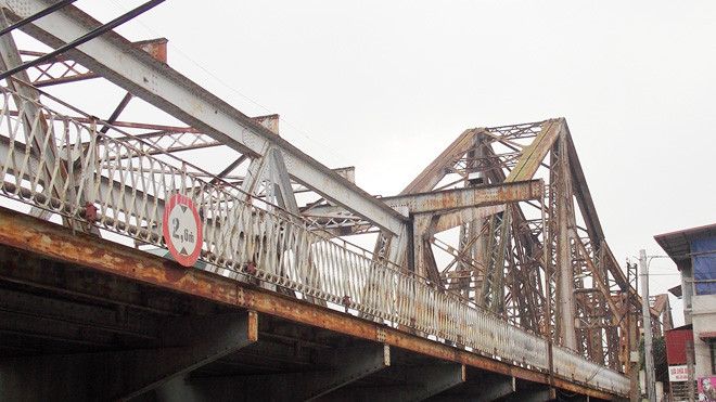 Theo bà Nga, do đã hơn 100 tuổi nên nếu không được bảo tồn cầu Long Biên có thể sập bất kỳ lúc nào. Ảnh: Trọng Đảng