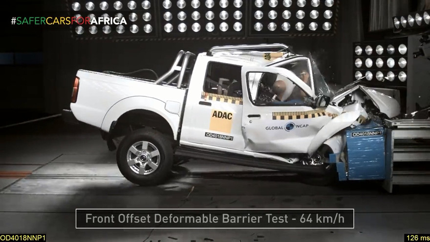 Nissan Navara gây thất vọng khi không đạt được "sao” nào trong bài thử va chạm