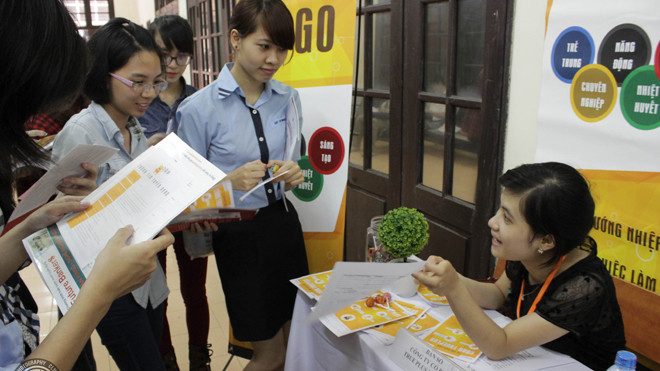 Sinh viên tìm việc tại chương trình do CLB Phát triển nhân lực tổ chức. Ảnh: Hải Anh