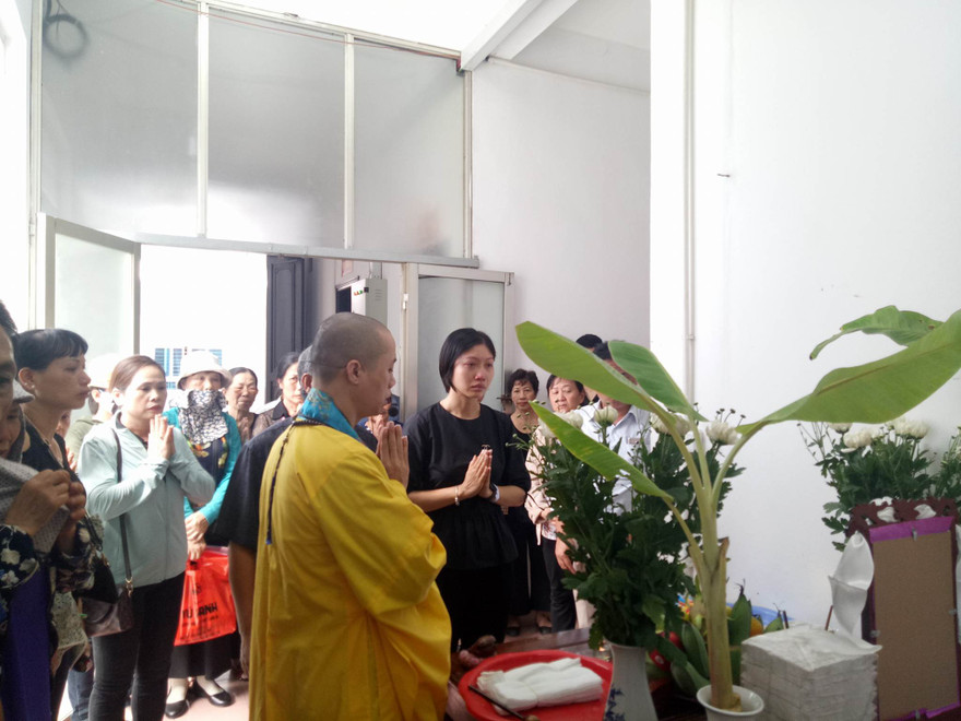 Người nhà bé Vân Nhi làm lễ trước linh cữu của em. Ảnh: Đinh Tuấn.