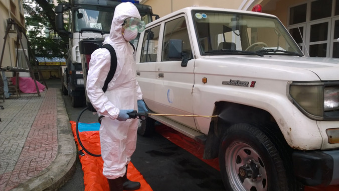 Khử khuẩn cho hành khách đến từ vùng dịch tại sân bay Tân Sơn Nhất. Ảnh: L.N