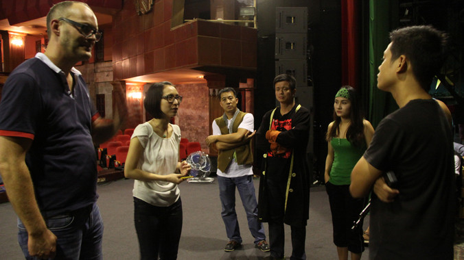 Đạo diễn Đức Dominik Gunther trên sàn tập “Vòng phấn Kavkaz” cùng diễn viên Nhà hát Tuổi trẻ. Ảnh: Thế Toàn