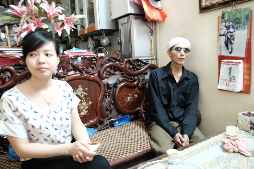 Ông Khởi và chị Hiền trao đổi với PV chiều 7/4. Ảnh: Trần Hoàng